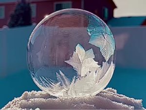 Мыльный пузырь на морозе покажет настоящую зимнюю сказку