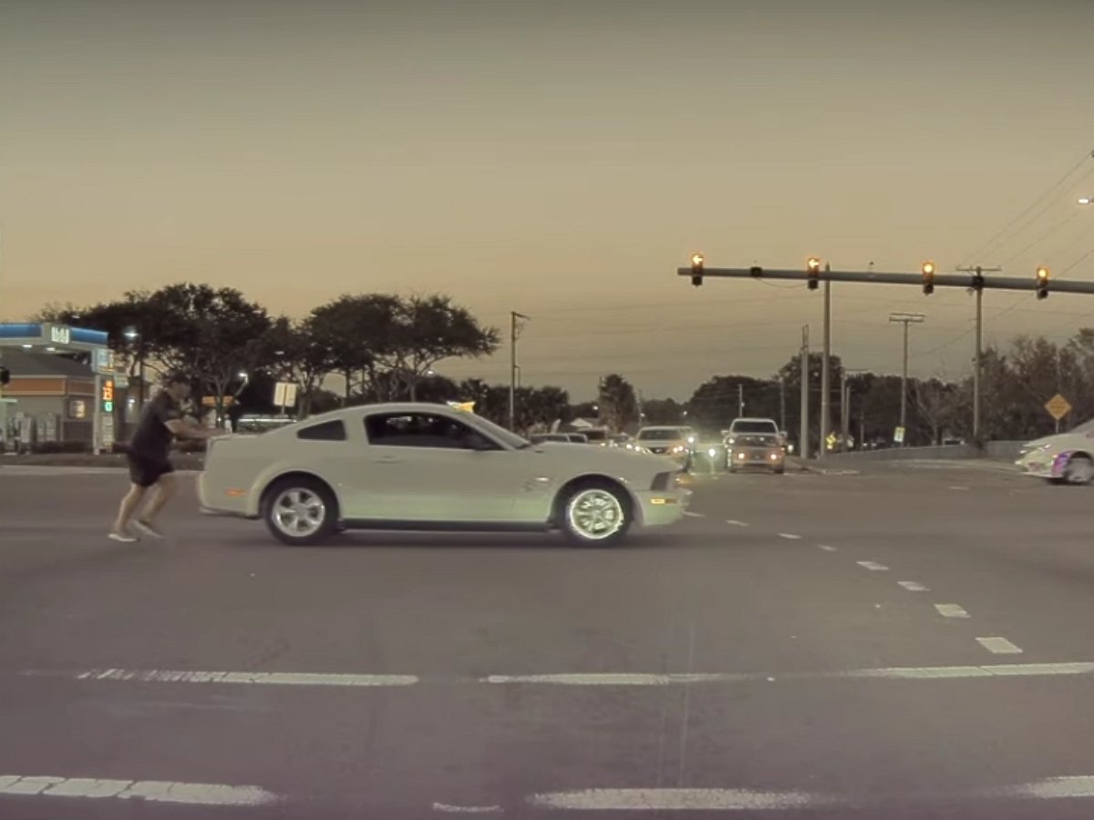 Парень катит «Форд» через перекресток вручную