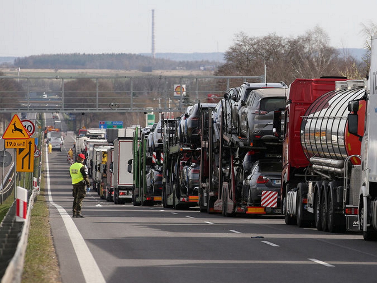 Польша грозит полностью закрыть границу с Украиной