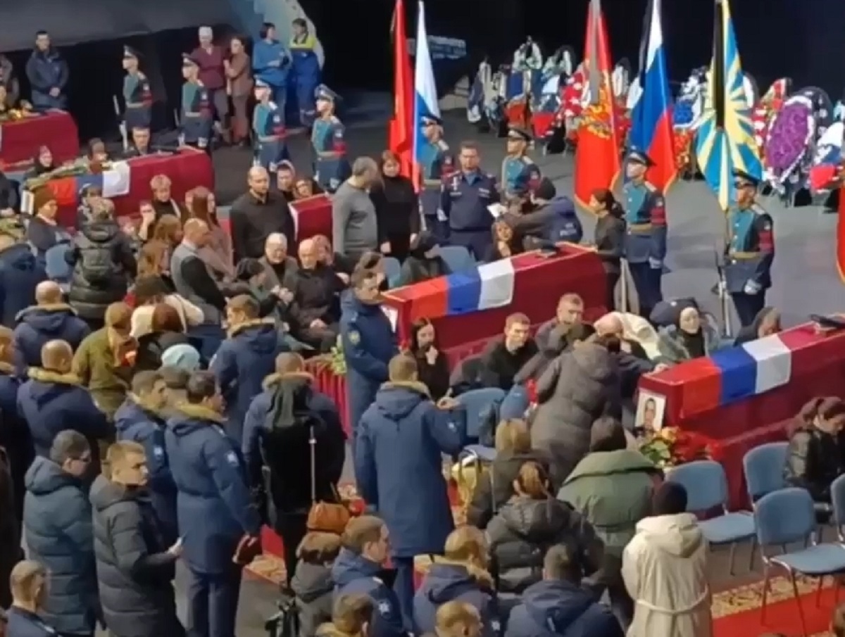 «Настоящие герои»: в Оренбурге простились с экипажем Ил-76, сбитым под Белгородом