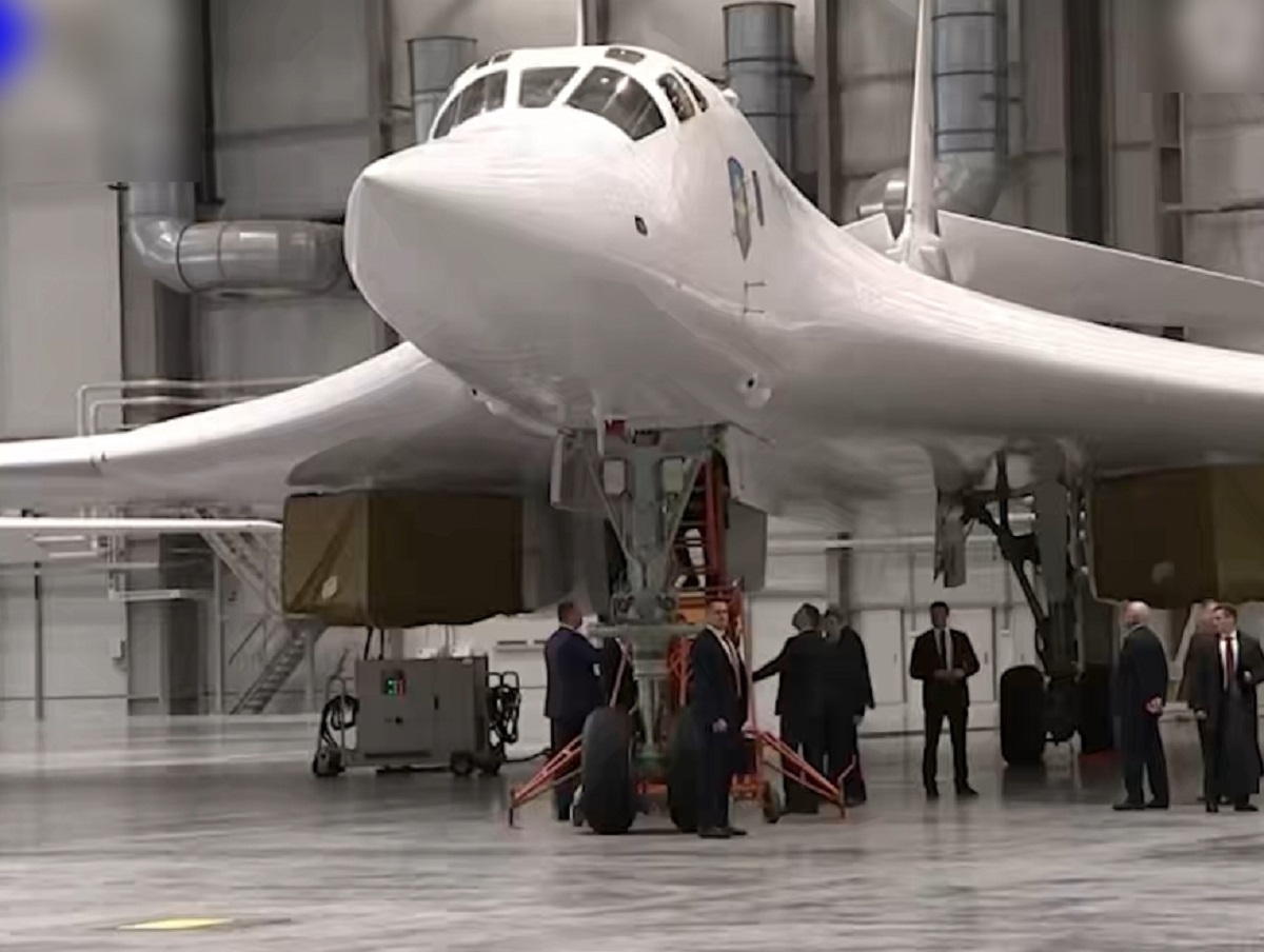 Путин на авиазаводе в Казани сел за штурвал ракетоносца Ту-160М