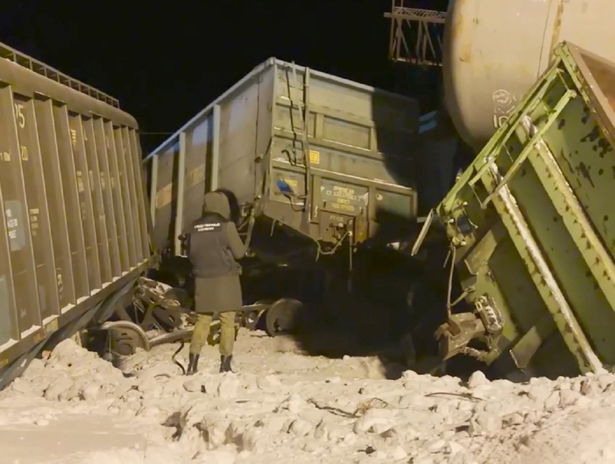 Пьяный водитель на Урале стал причиной столкновения поездов: с рельсов сошло 12 вагонов