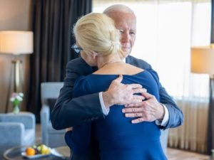 Байден встретился с женой и дочкой Навального*, опубликовав фото