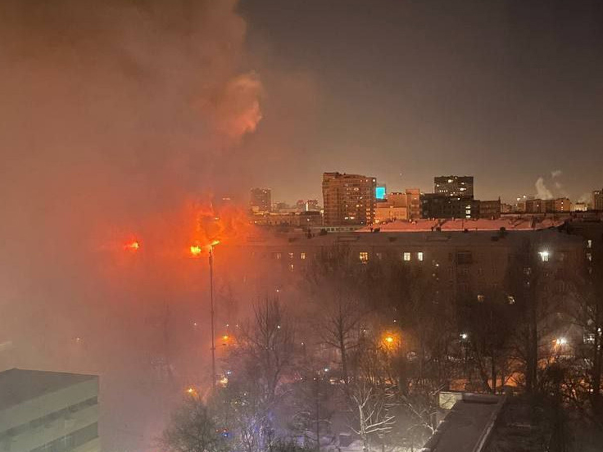 Крупнейший пожар в шестиэтажном доме в Москве локализовали
