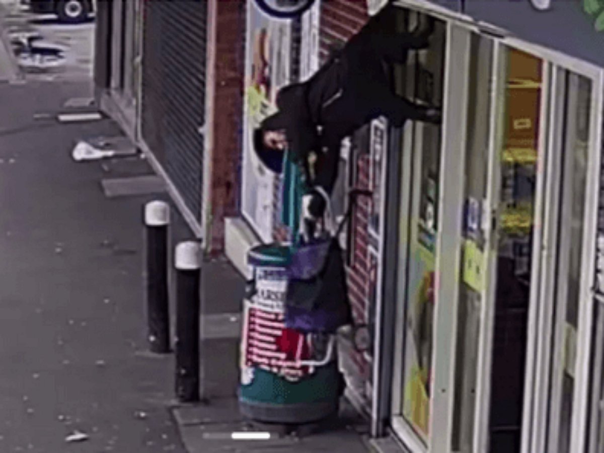 Старушка улетела вверх, зацепившись за жалюзи