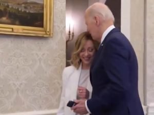 «Приударил»: Джо Байден опозорился, поцеловав итальянского политика в голову