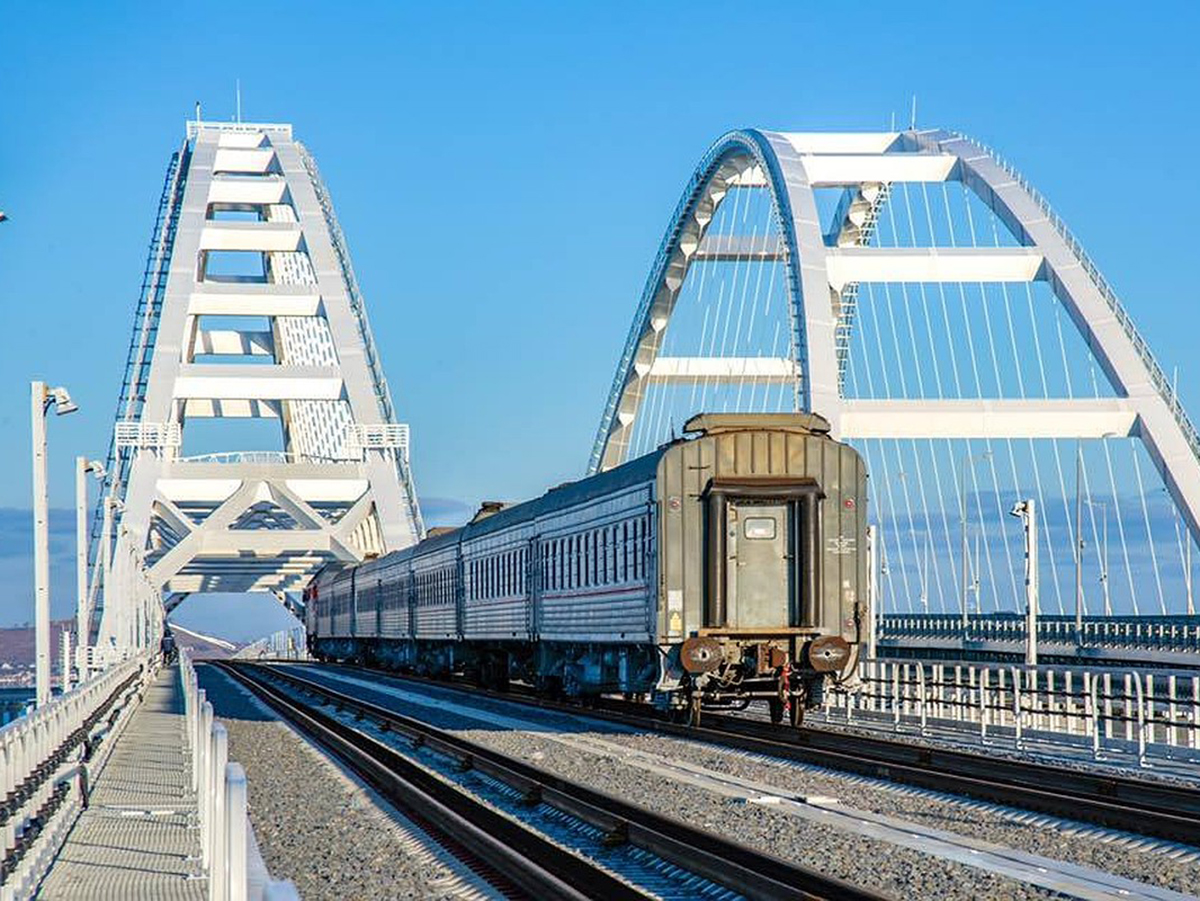Возле Крымского моста остановлено девять поездов