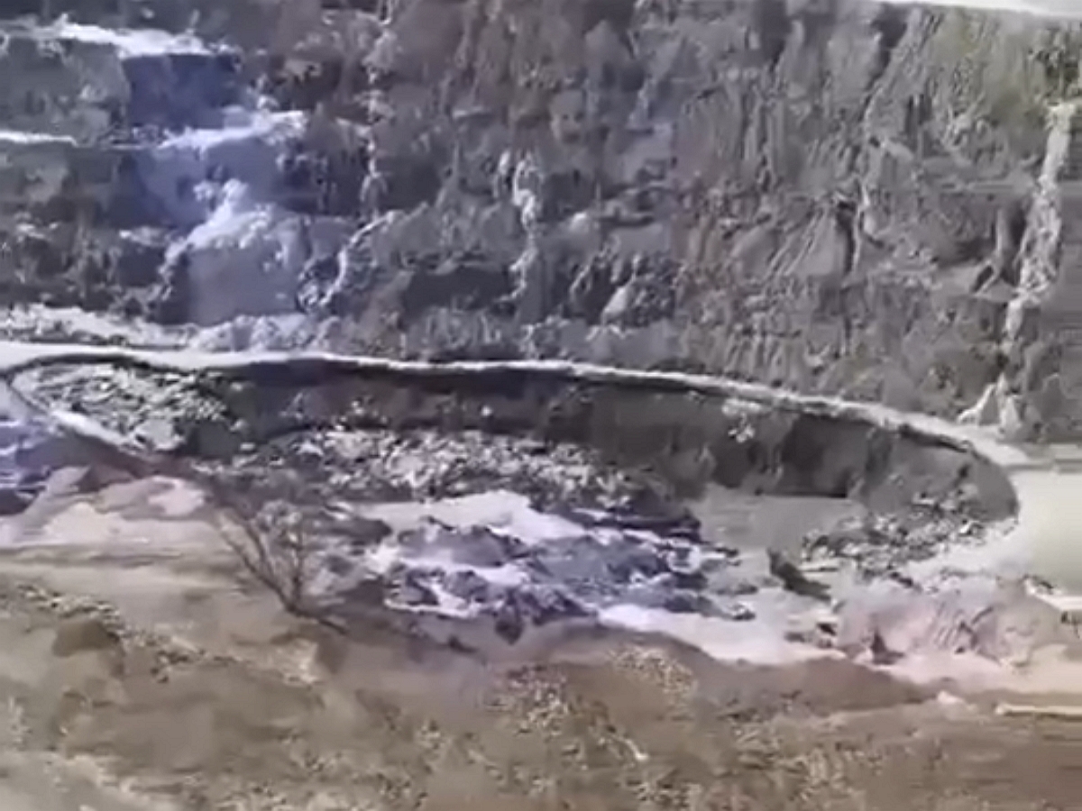 Опубликовано видео с места провала озера в рудник «Пионер» в Амурской области