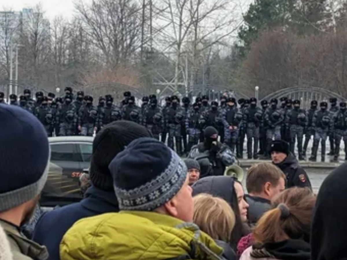 СМИ: в Москве и других городах задерживают участников похорон и акций памяти Навального