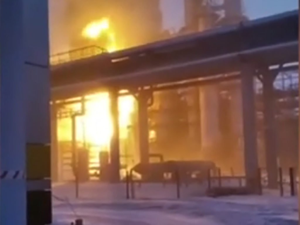 ульбинский завод пожар. кременчуг нпз горит. произошло на заводе. нефтеперерабатывающий завод в грозном в заводском районе. в новониколаевском районе горит нефтеперерабатывающий завод.