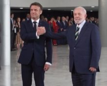 «Это и была свадьба!»: фото Макрона и президента Бразилии высмеяли в Сети
