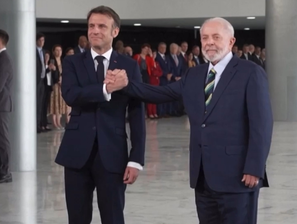 «Это и была свадьба!»: фото Макрона и президента Бразилии высмеяли в Сети