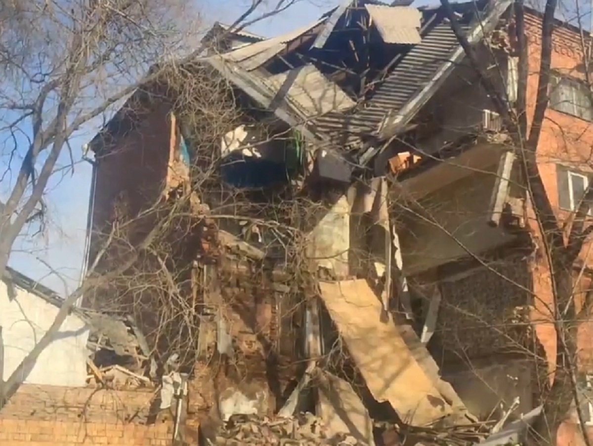 В Хакасии обрушилось общежитие: жильцы дома жили в палатках