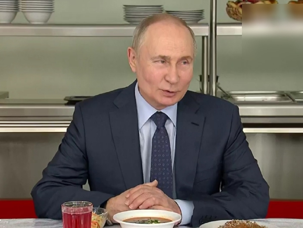 «Червяков и мотыльков есть не будем»: Путин в теплице подшутил над Западом