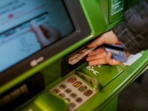 В Госдуме хотят ограничить внесение наличных через банкоматы