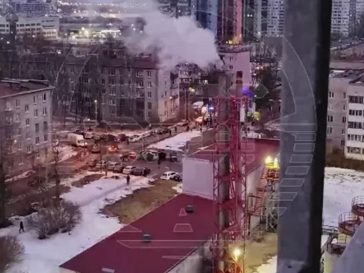 Момент взрыва БПЛА над Петербургом попал на видео: повреждены два жилых дома