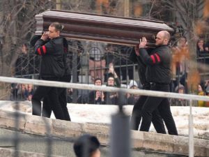 В Москве похоронили Алексея Навального: появились кадры из храма
