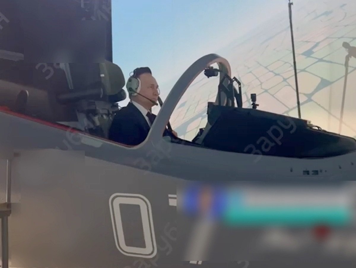 Путин в Краснодаре опробовал авиатренажер и вспомнил про полет со стерхами