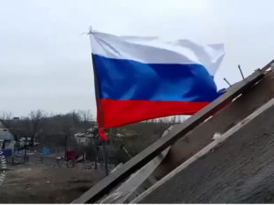 В центре посёлка Тоненькое российские бойцы подняли государственный флаг.