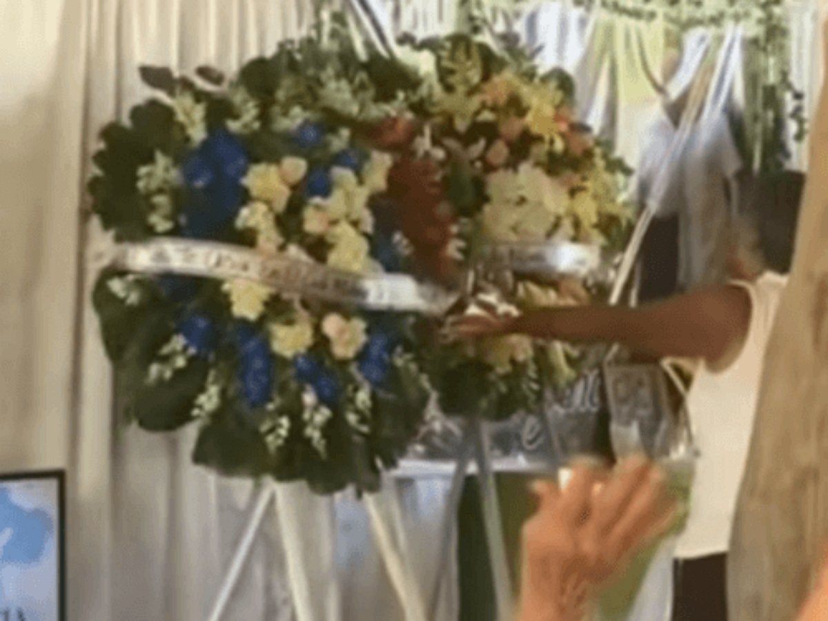 На похоронах стойка с венком устроила странный танец