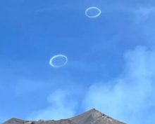 Вулкан Этна выпустил в небо дым колечками