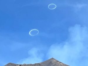Вулкан Этна выпустил в небо дым колечками