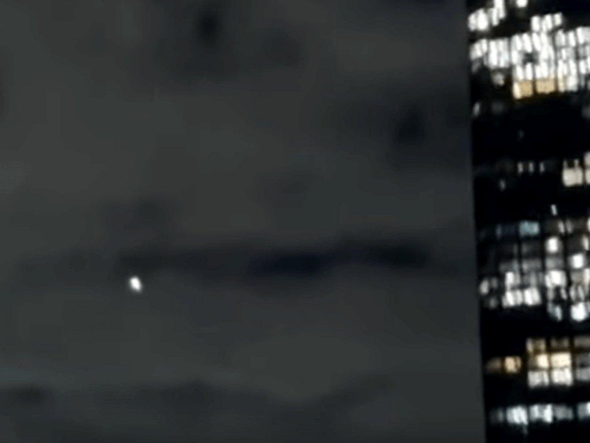 Заметив съемку, НЛО улетел прочь