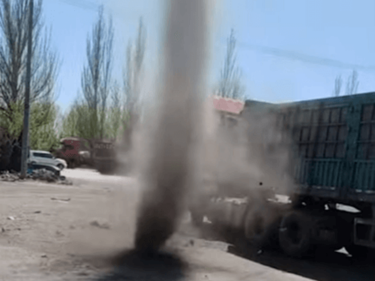 30-метровый торнадо внезапно возник из-под земли