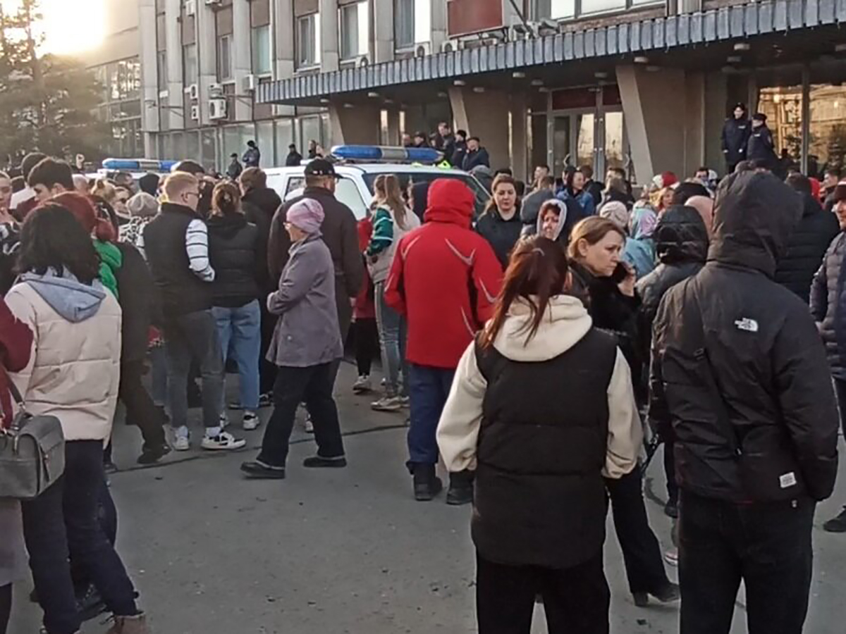 «Путин, помоги!»: недовольные жители подтопленного Орска вышли на главную площадь города