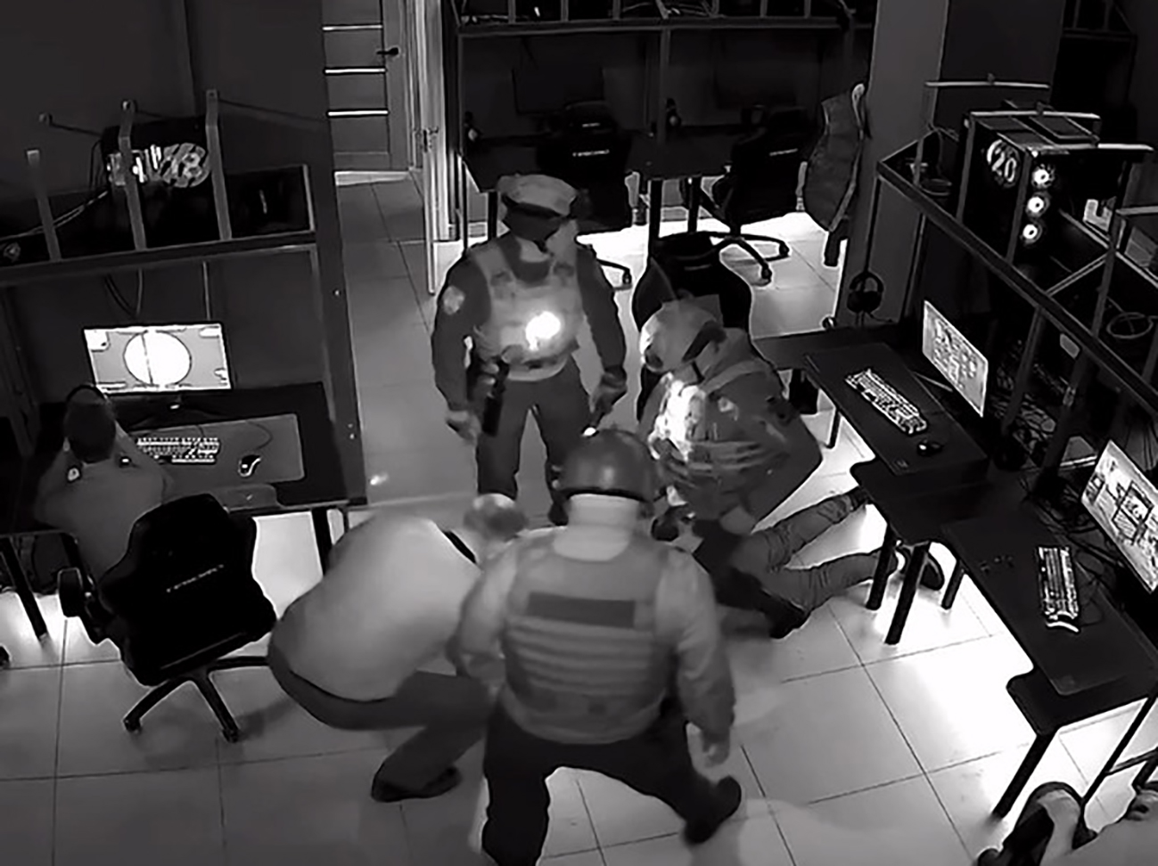 В Нижнем Тагиле спецназ скрутил в игровом клубе геймера, игравшего за террористов в Counter Strike