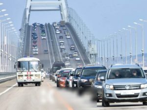 Туристы встали в огромные пробки на подъезде к Крымскому мосту