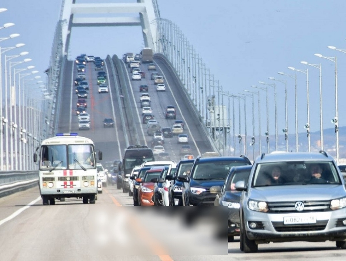 Туристы встали в огромные пробки на подъезде к Крымскому мосту