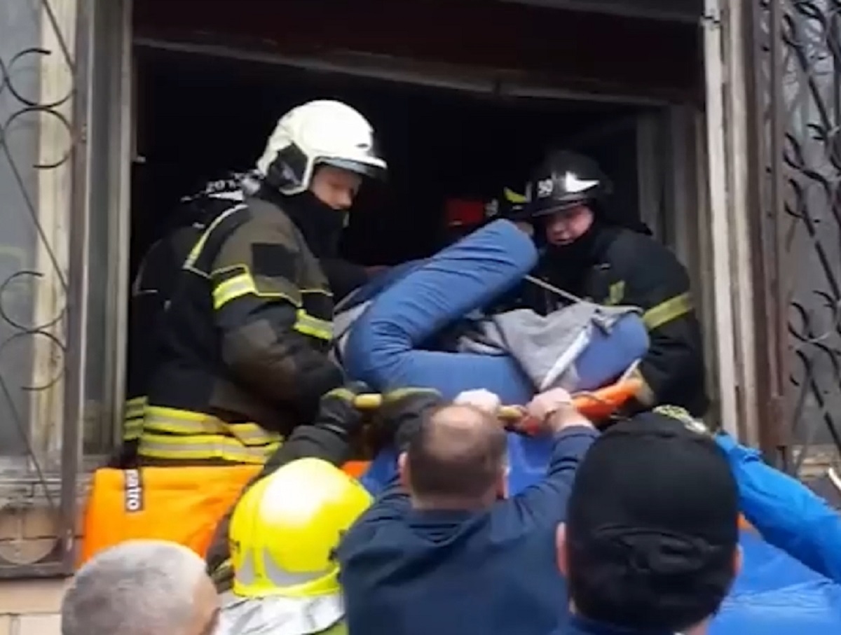 Видео с эвакуацией 300-килограммового москвича из квартиры опубликовало МЧС