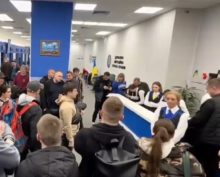 «Не хочу домой»: украинцы штурмуют в Польше ведомства для оформления паспортов