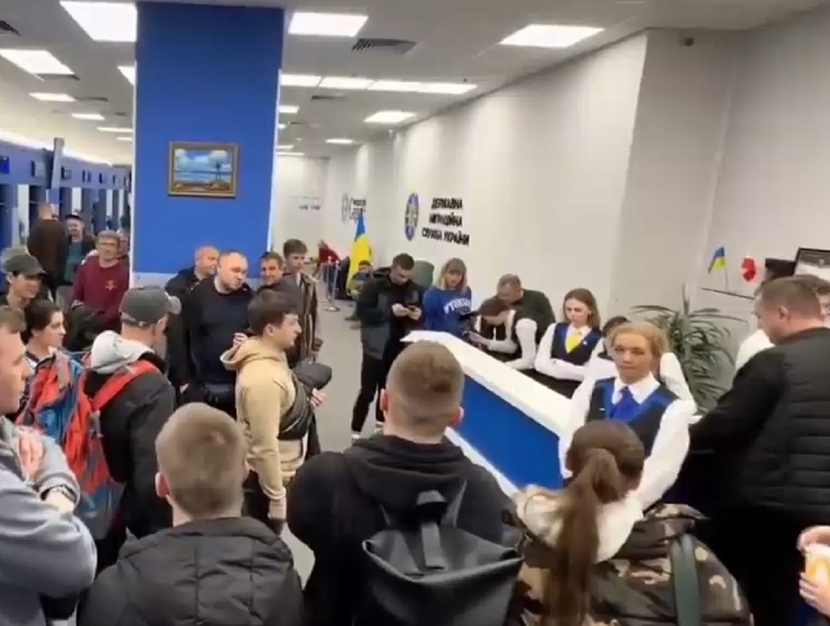 «Не хочу домой»: украинцы штурмуют в Польше ведомства для оформления паспортов (ВИДЕО)1