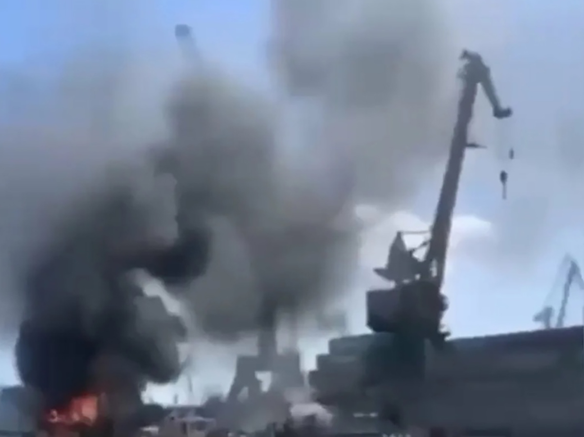 ВС РФ сожгли в Одессе сотни военных объектов и корабли ВСУ (ВИДЕО)1