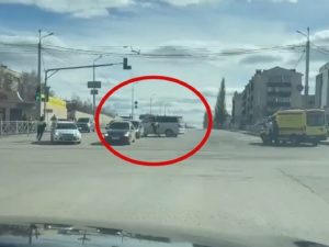 В Татарстане водитель час нарезал круги на перекрестке и дразнил полицейских