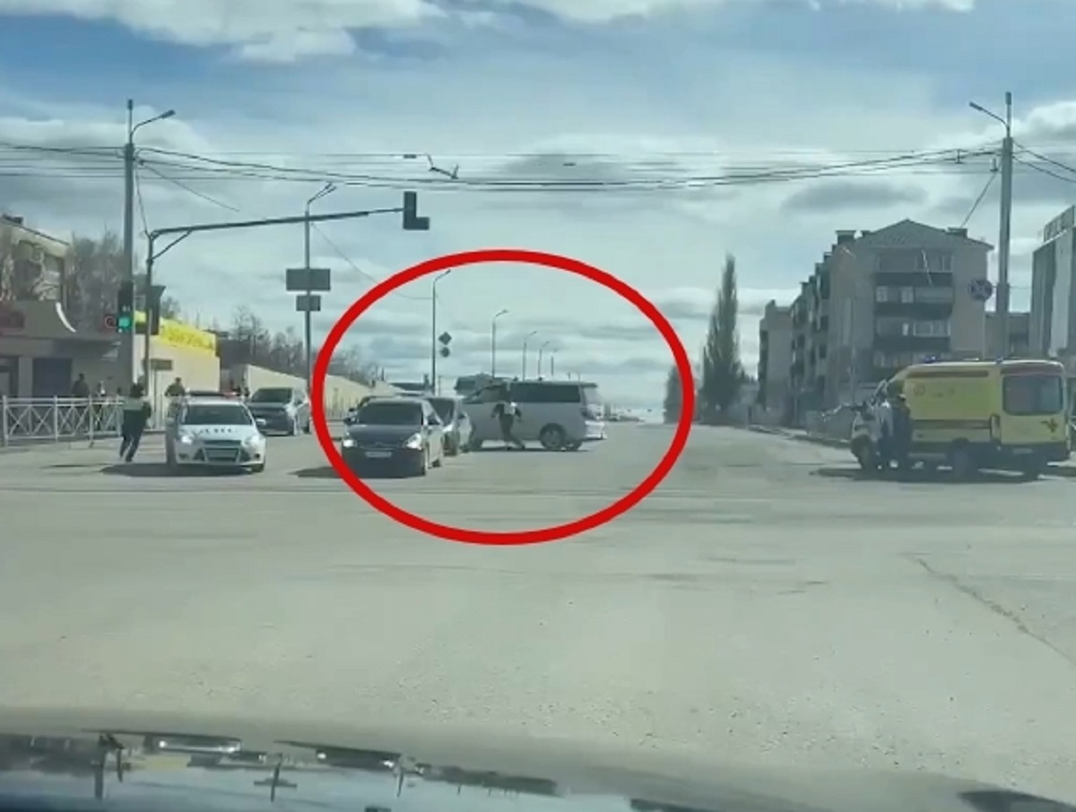 В Татарстане водитель час нарезал круги на перекрестке и дразнил полицейских