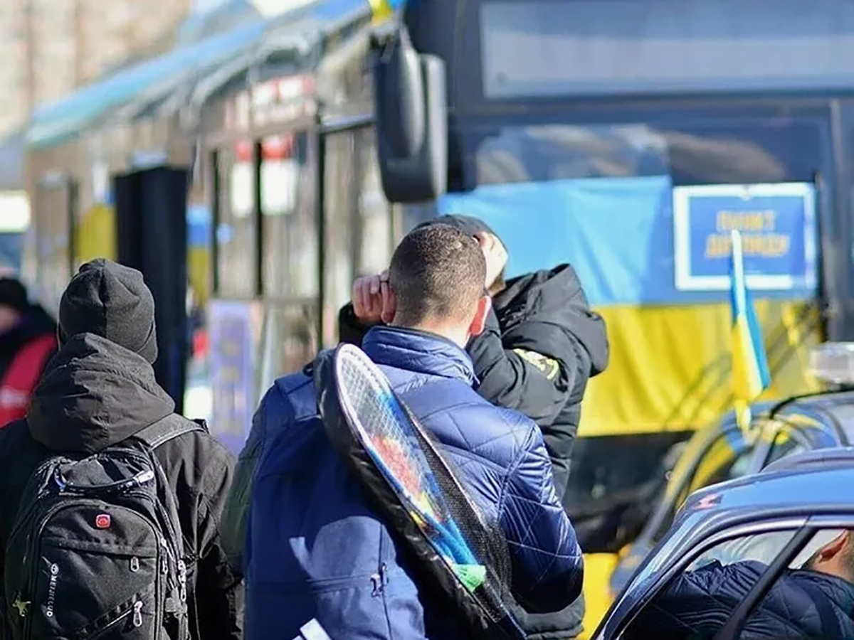 «Поляков злит, когда они видят молодых украинских мужчин в отелях и кафе»: Варшава готова вернуть на Украину беженцев призывного возраста1