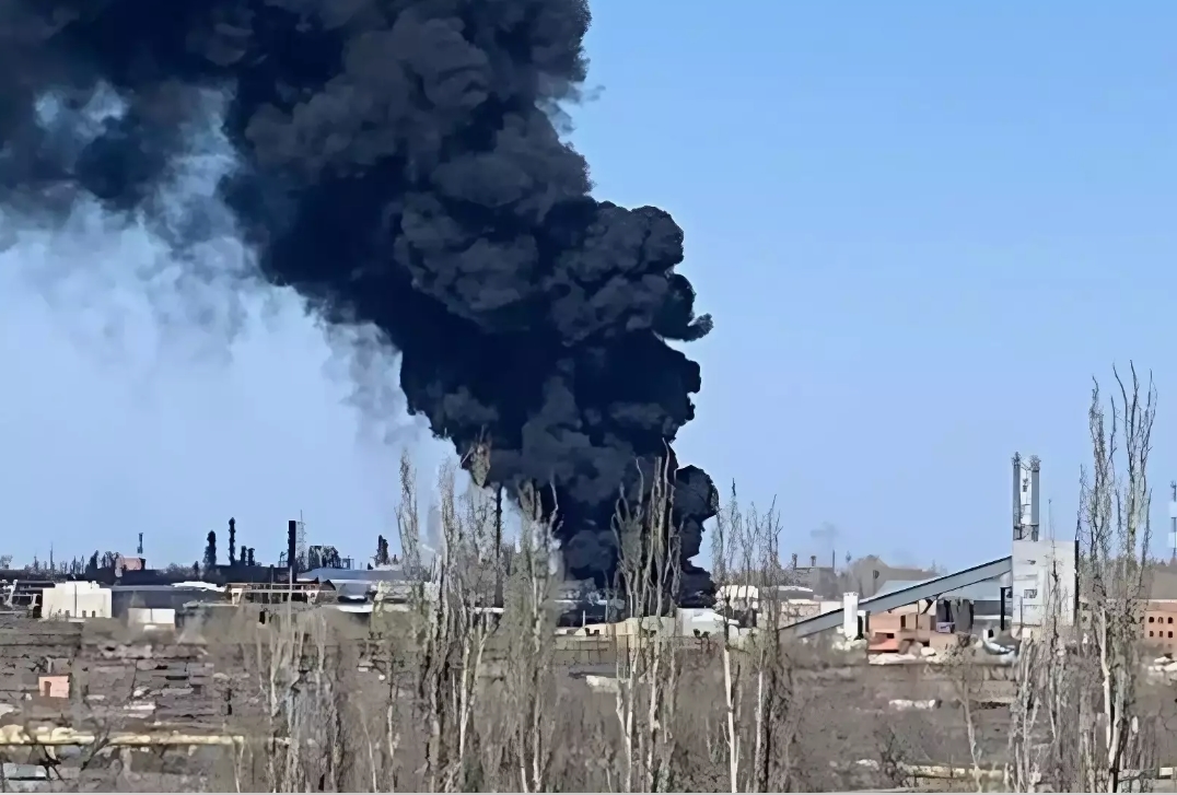В Омске произошел крупный пожар на нефтебазе, очевидцы сообщают о взрывах
