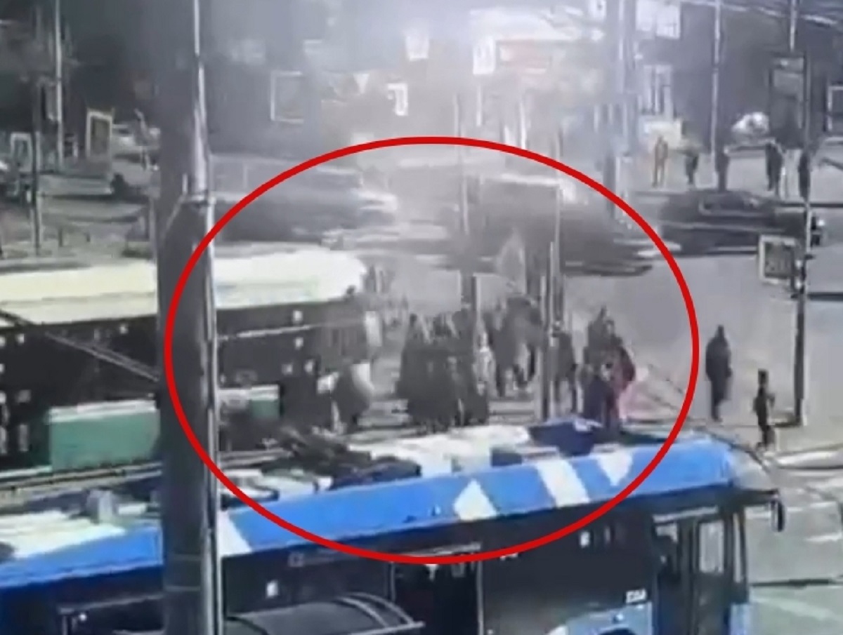 «Умный» трамвай в Петербурге сбил троих пассажиров: ДТП попало на видео