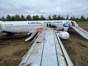 Второй пилот, посадивший самолет «Уральских авиалиний», работает грузчиком
