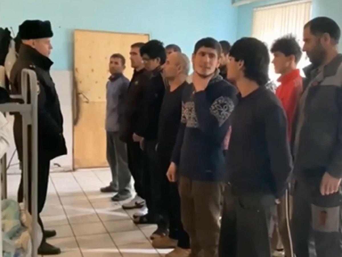 Полиция в Красноярске предложила мигрантам гражданство РФ за службу в зоне СВО