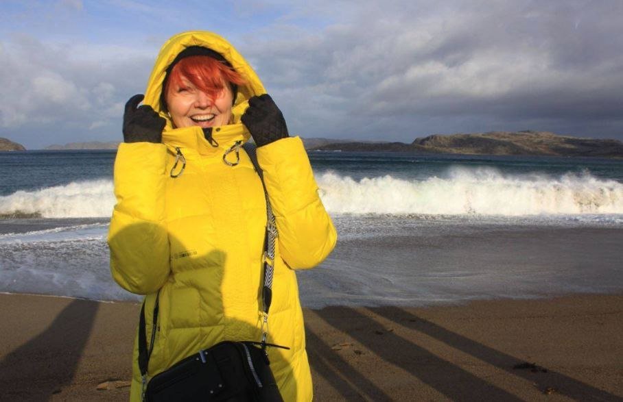 На россиянку написали донос за фото в желтой куртке на фоне синего неба (ФОТО)