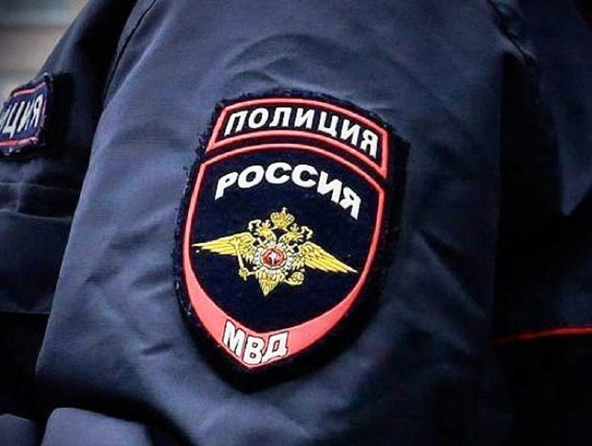 На россиянку написали донос за фото в желтой куртке на фоне синего неба