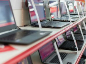 Россиян предупредили о резком росте цен на смартфоны и ноутбуки