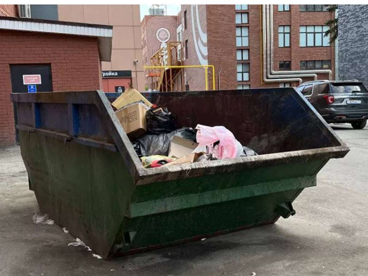 В Москве пропавшую школьницу нашли возле мусорных баков со следами на теле