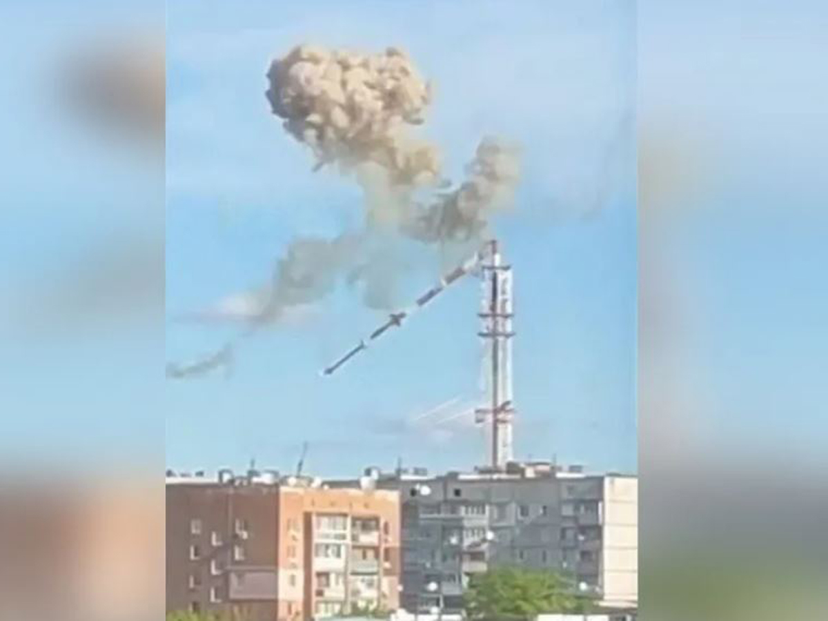 В Харькове после взрыва телевышка разломилась пополам: удар ВС РФ попал на видео