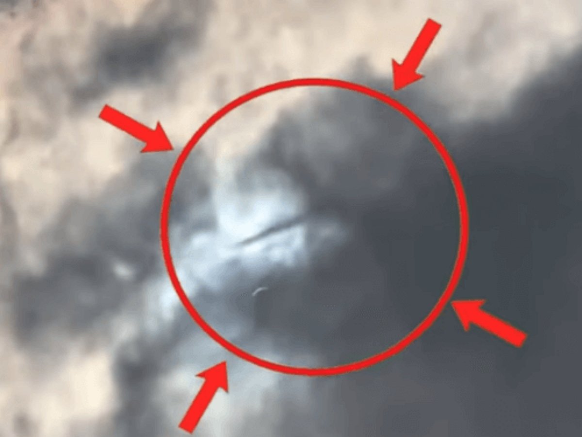 НЛО стремительно пролетел в небе во время солнечного затмения