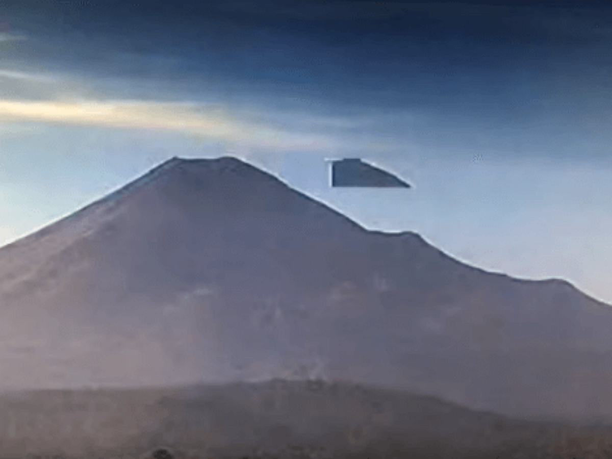 Шустрый НЛО появился над жерлом вулкана